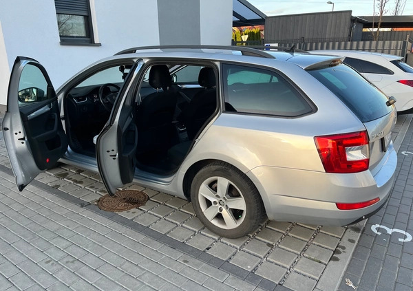 Skoda Octavia cena 35000 przebieg: 234000, rok produkcji 2015 z Warszawa małe 326